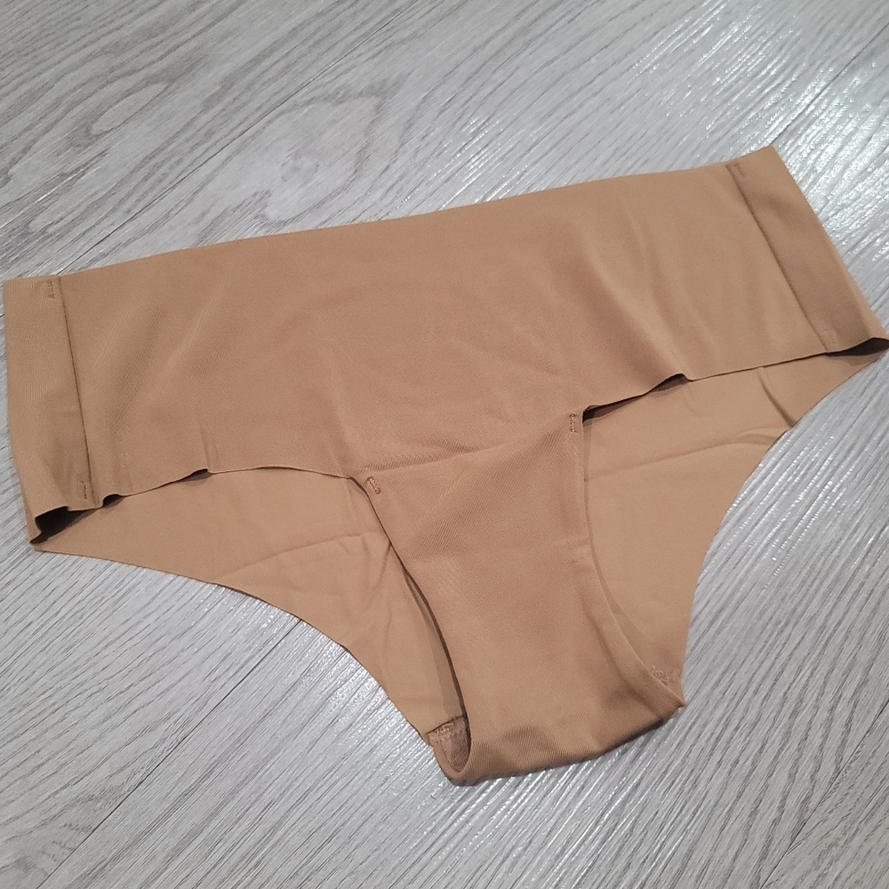NWT Cheeky Seamless Underwear Mid Rise